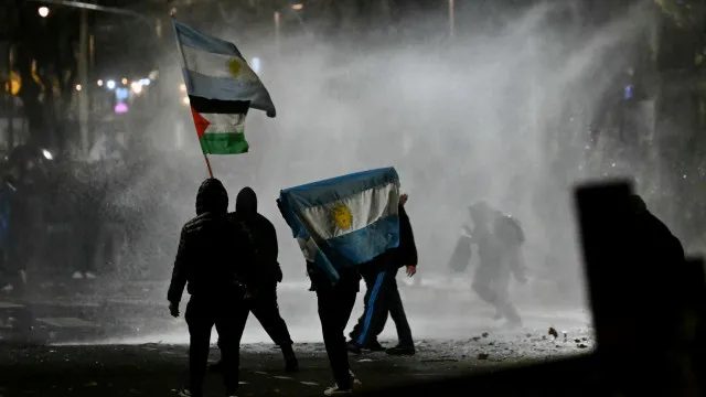 Protesto em Buenos Aires contra Lei da Propriedade termina em confrontos