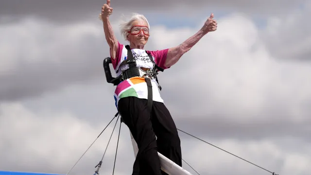 Aos 97 anos, Betty bate recorde de mulher mais velha em acrobacias aÃ©reas