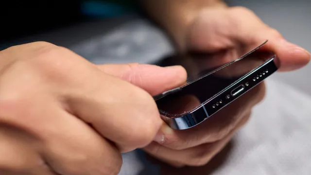 Adeus bolhas de ar. Eis como aplicar um protetor de ecrÃ£ no telemÃ³vel