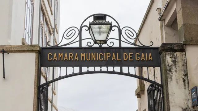 
                    Júri deu notas de topo a diretor com 41 dias de currículo na área, diz BE
                