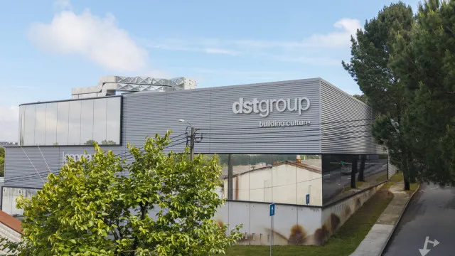 
                    DST diz ter sido escolhida por PJ e MAI por apresentar 