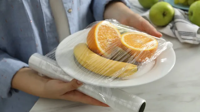 Seis alimentos que nunca deve embrulhar em pelÃcula aderente