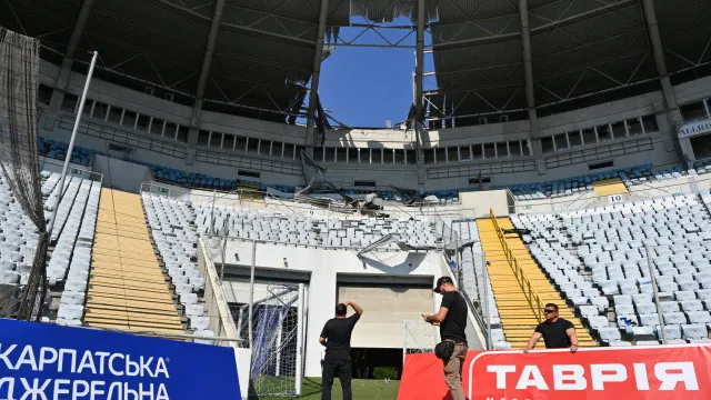 Ataque russo fere duas pessoas e faz grandes danos em estÃ¡dio ucraniano