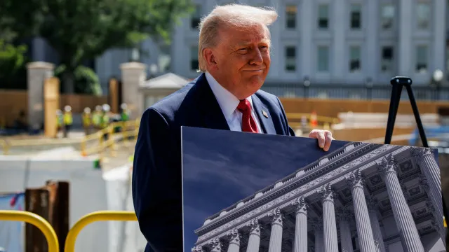 
                    Tribunal trava salão de baile na Casa Branca. Trump recorre ao Supremo
                