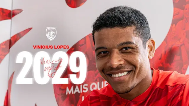Oficial: AvanÃ§ado Vinicius Lopes renova contrato com o Santa Clara