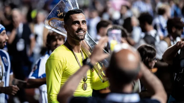 
                    Porta fechada? Tubarões ignoram Diogo Costa e FC Porto respira de alívio
                