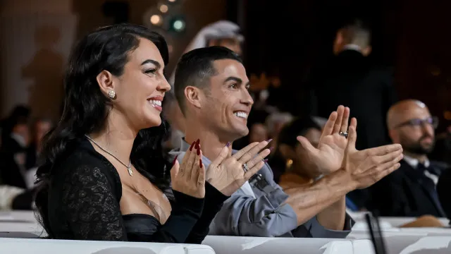 
                    Casamento de Ronaldo e Georgina? Rumores levam multidão à Sé do Funchal
                