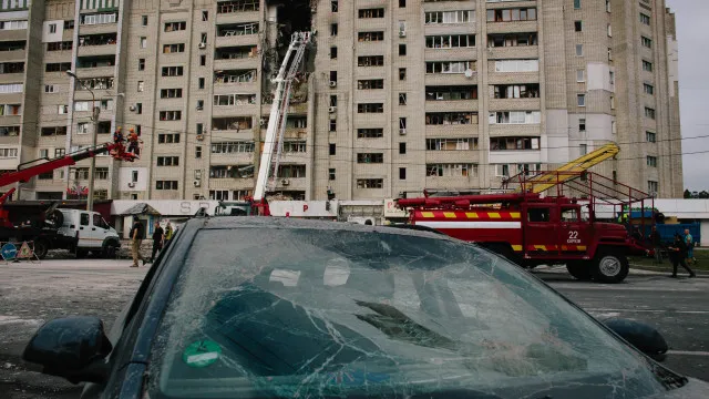 
                    Três mortos em ataque russo numa zona residencial de Kharkiv
                