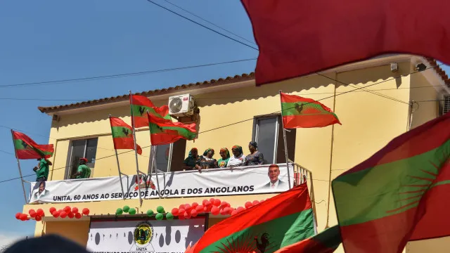 
                    Confrontos com a polícia no Uíge fizeram 31 feridos, dez graves 
                