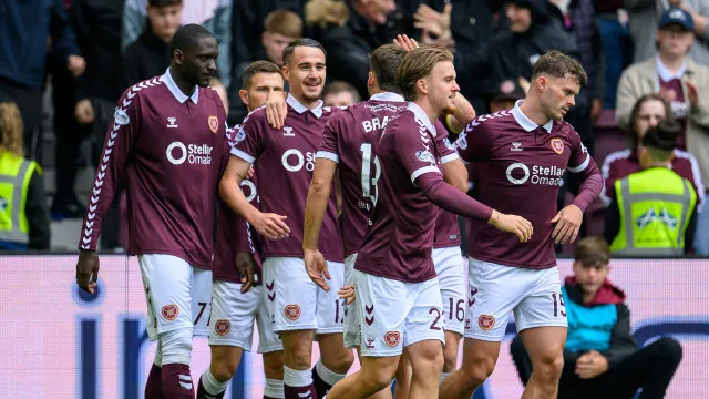 
                    Hearts goleia Dundee United antes do reencontro com o Benfica
                