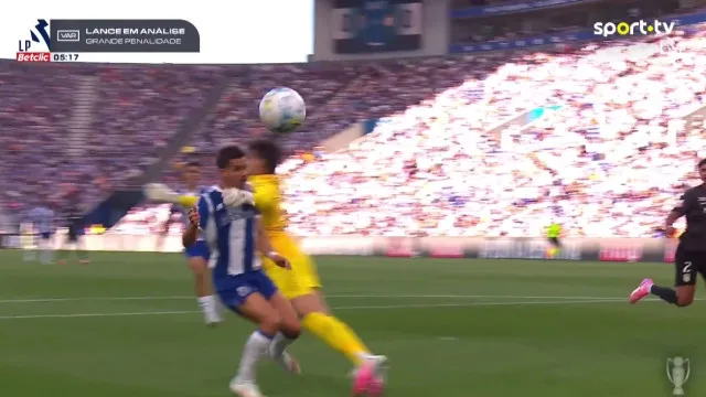 
                    Decisão correta? Penálti assinalado no FC Porto-Alverca já dá que falar
                