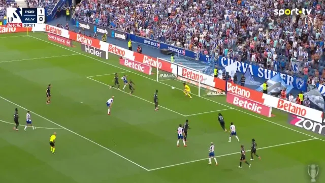 
                    André Silva tem íman e ganhou novo penálti para o FC Porto neste lance
                