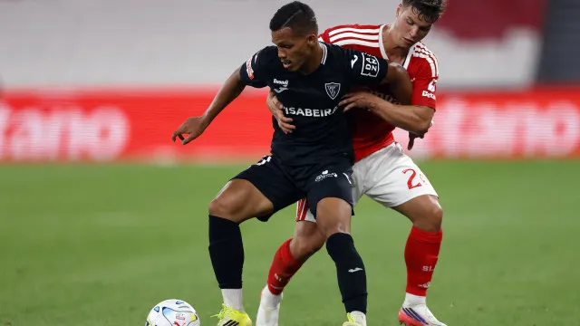 DesperdÃcio paga-se caro. Benfica empata com o AcadÃ©mico na estreia