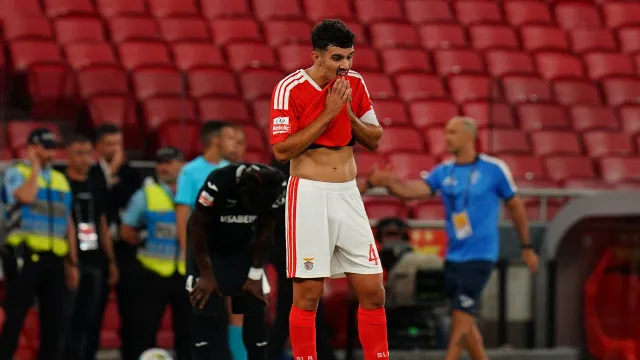 
                    A reação de Tomás Araújo ao empate do Benfica diante o Académico de Viseu
                