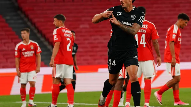 
                    Benfica adormece e trava a fundo com escorregadela diante do Académico
                