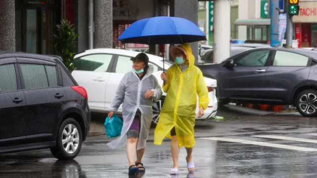 TufÃ£o Dolphin enfraquece depois de atingir o leste da China