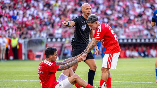 
                    Travão no mercado. Marco Silva inverte destino de dupla do Benfica
                