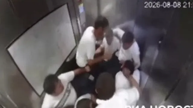 
                    Elevador cai com 9 pessoas no interior. Quatro partiram as pernas
                