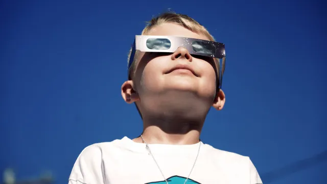 
                    Óculos para o eclipse (sempre) a esgotar. No OLX podem custar... 20 euros
                