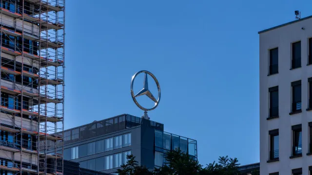 
                    Mercedes autorizada a vender concessionários em Berlim a britânicos
                