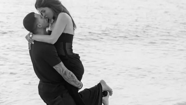 Pedro Porro pediu a namorada em casamento em praia de sonho. Eis as fotos
