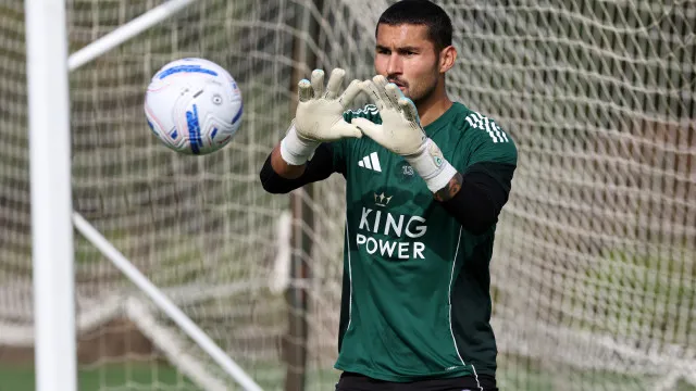 Oficial: ReforÃ§o de peso. MarÃtimo pesca Fran Vieites no Leicester City