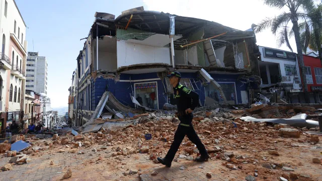 Sismo na ColÃ'mbia fez pelo menos 20 mortos. HÃ¡ pessoas nos escombros