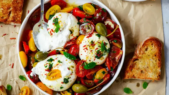 Esta salada de burrata e tomate Ã© tÃ£o simples quanto deliciosa