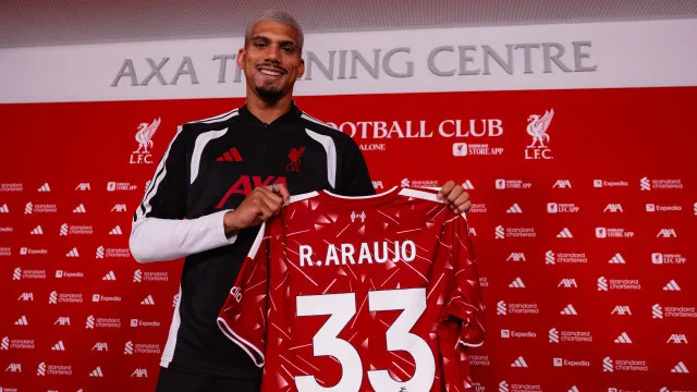 
                    Oficial: Barcelona cede Ronald Araújo ao Liverpool com opção de compra
                
