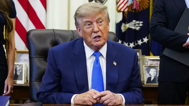 
                    Trump nega novas negociações com Irão e diz que Ormuz 