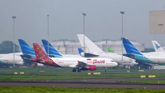 
                    Passageiro parte janela e tenta abrir porta de avião em pleno voo
                