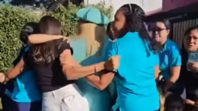 
                    Heróis sem capa. Educadores rodeiam e protegem crianças durante sismo
                