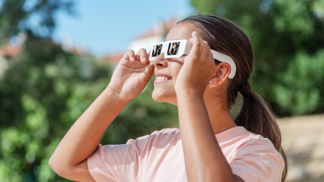 Posso tirar os óculos para ver o eclipse solar? Sim, mas há uma regra