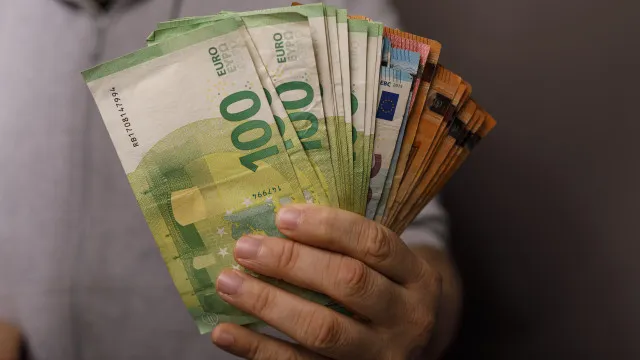 FamÃlias aplicam quase 300 milhÃµes na estreia dos Certificados do Tesouro
