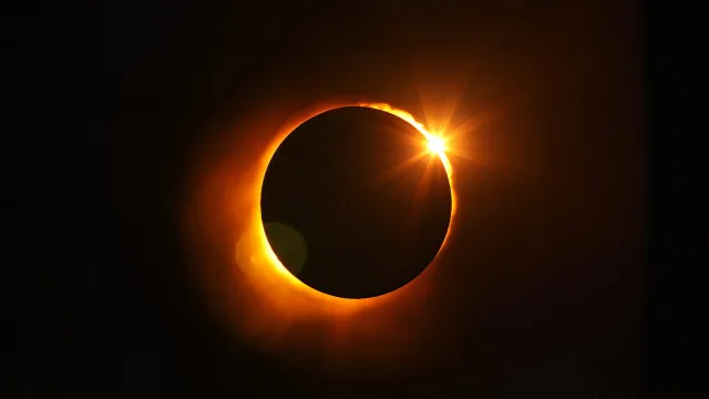 
                    Vem aí o eclipse solar! De que forma é que cada signo será afetado
                