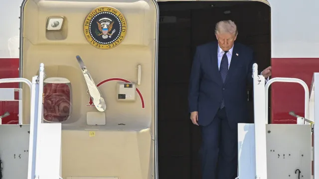 
                    Trump saiu da Turquia em voo secreto após ameaça iraniana
                