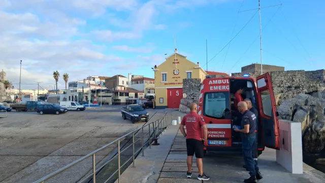 Pescador resgatado apÃ³s sofrer amputaÃ§Ã£o de dedo ao largo de Peniche