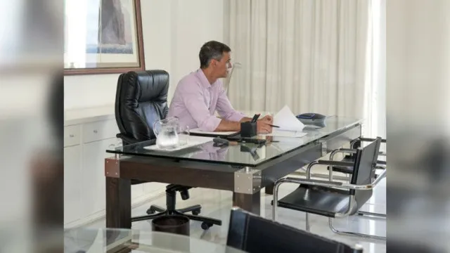 Pedro SÃ¡nchez sem pernas em fotos oficiais? Fotos foram manipuladas