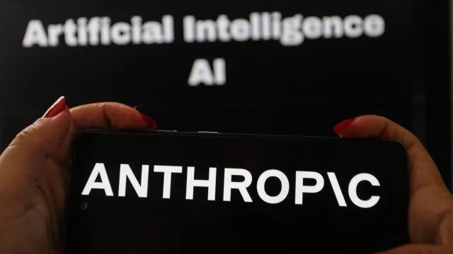 
                    Anthropic introduz marca de água em textos da Claude para cumprir normas
                