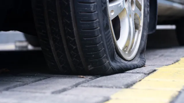 
                    Se um pneu está sem ar deve parar o carro. Saiba qual é a exceção
                