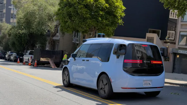 
                    Waymo põe robotáxis de origem chinesa nos EUA
                