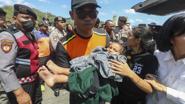 
                    Sobrelotação, imagens e um morto. Barco arde na Indonésia: O que se sabe?
                