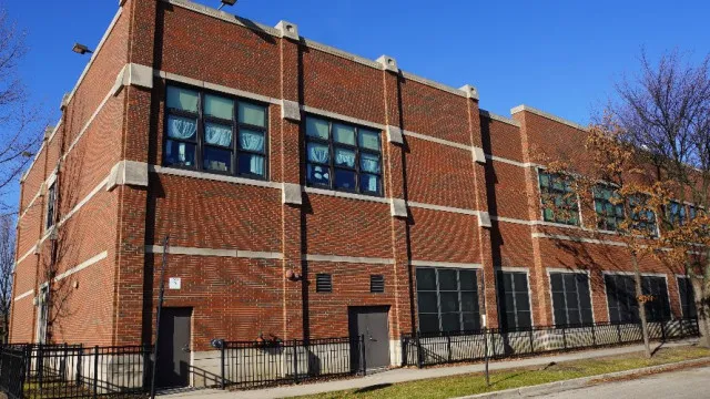 
                    Dois funcionários encontrados mortos dentro de escola primária em Chicago
                