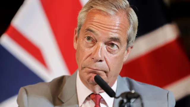 
                    Nigel Farage defende mandato em legislativas parciais: O que saber?
                