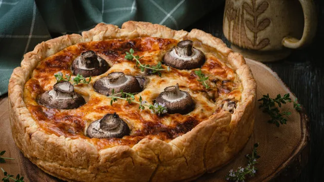 Eis uma receita de quiche de cogumelos perfeita para levar na marmita