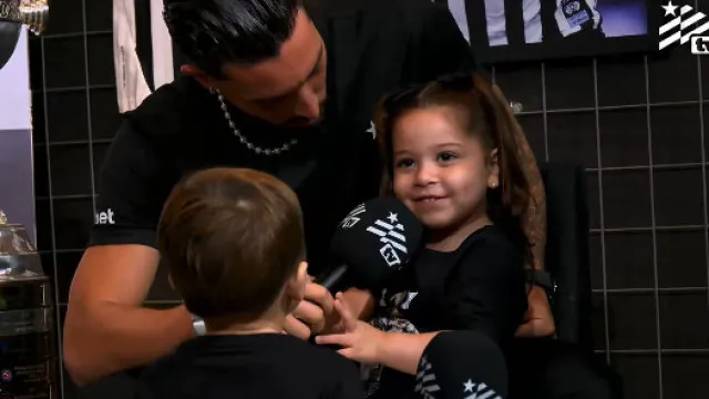 
                    Filha de Alex Telles canta hino do Botafogo e vira fenómeno
                