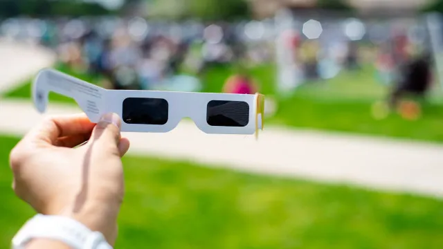 Eclipse. Sujou os Ã³culos? Saiba como limpÃ¡-los sem estragar