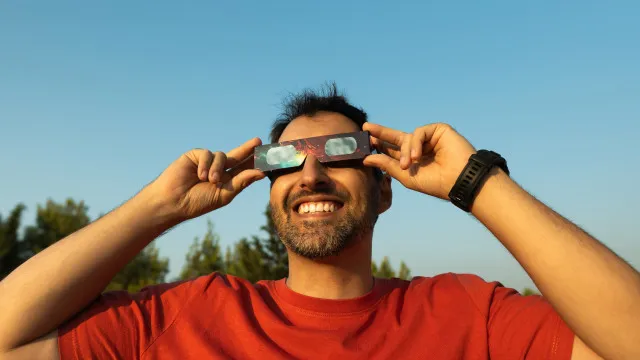 
                    Eclipse. O estranho motivo pelo qual deve usar roupa verde ou vermelha
                