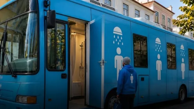 
                    Autocarros transformados em balneários móveis para sem-abrigo? É falso
                