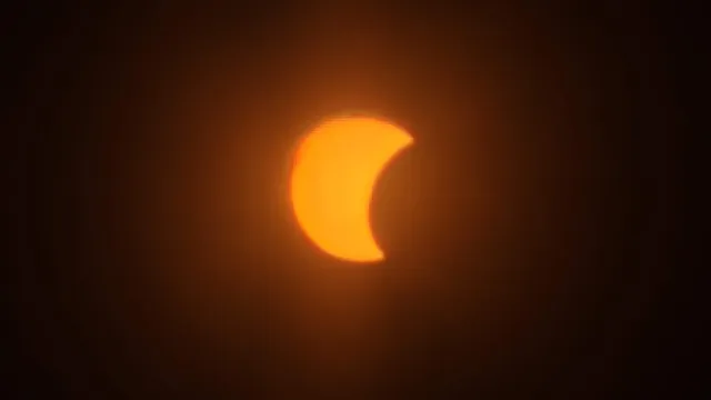 As primeiras fotografias do eclipse solar vistas a partir de Portugal